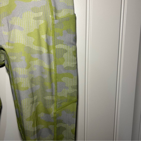 NWT Fabletics Grey Pin Dot Camo Motion365 High-Waisted 7/8 Leggings Size XS - Picture 6 of 11